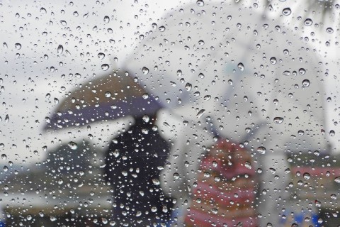 下雨天发的句子，保证笑死朋友圈