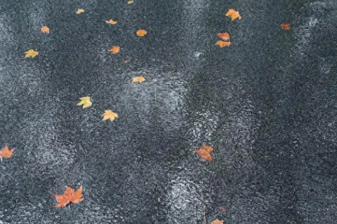 下雨天发朋友圈的短句，雨天心情文案高级感